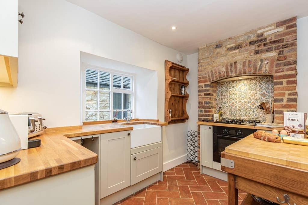 Oxfordshire Living - The Bowler Hat Cottage - ウッドストック エクステリア 写真