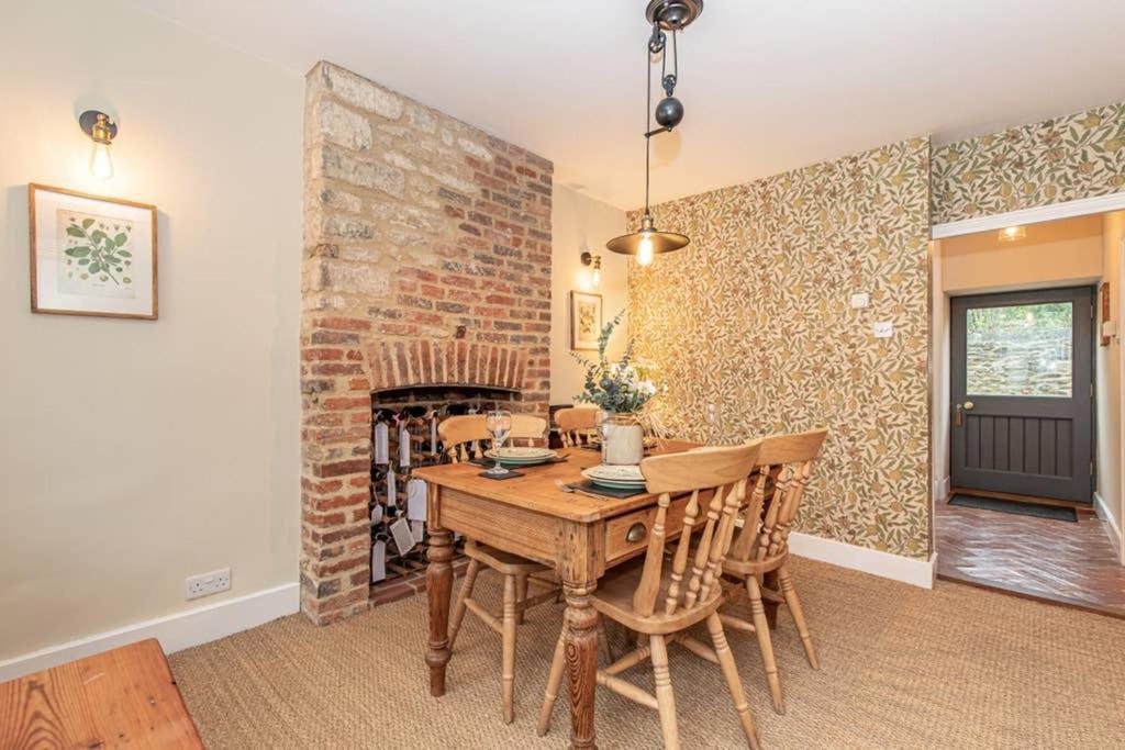 Oxfordshire Living - The Bowler Hat Cottage - ウッドストック エクステリア 写真