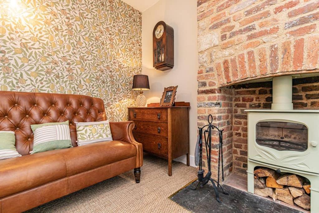 Oxfordshire Living - The Bowler Hat Cottage - ウッドストック エクステリア 写真