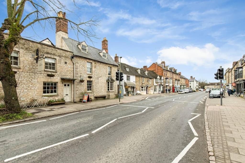 Oxfordshire Living - The Bowler Hat Cottage - ウッドストック エクステリア 写真