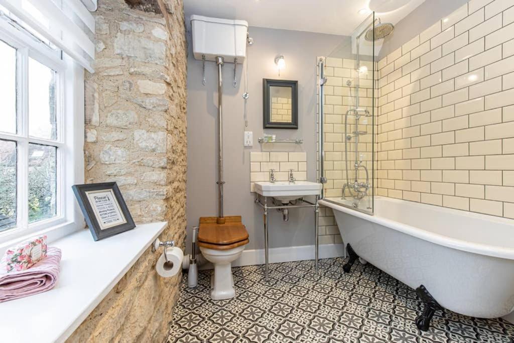 Oxfordshire Living - The Bowler Hat Cottage - ウッドストック エクステリア 写真