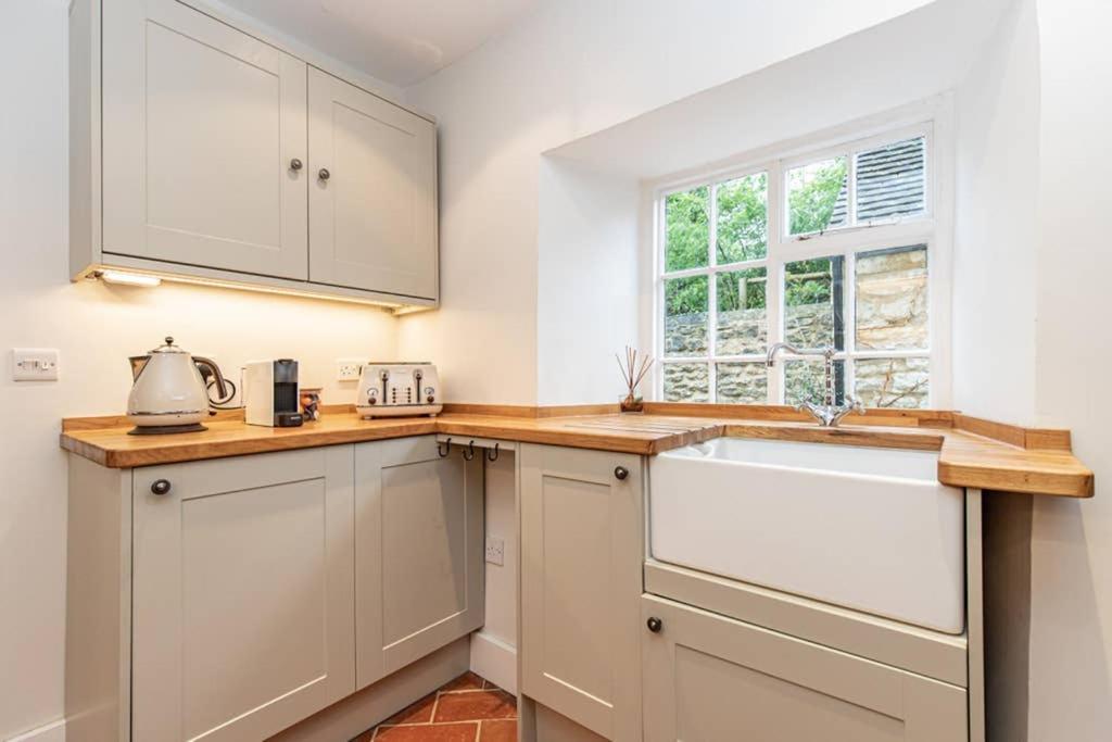 Oxfordshire Living - The Bowler Hat Cottage - ウッドストック エクステリア 写真